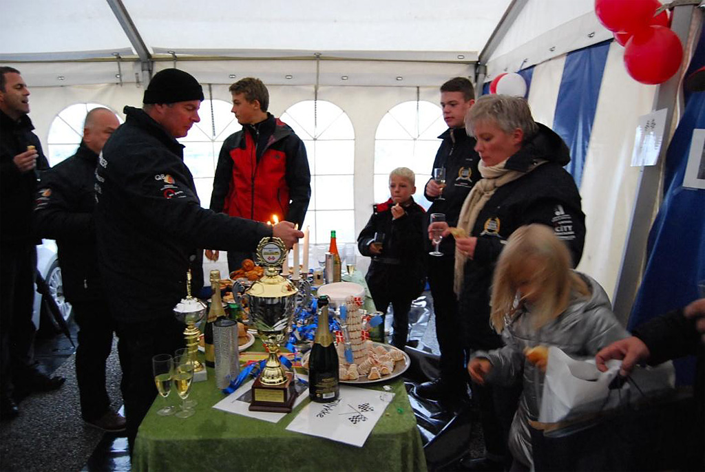 Hygge med familien Sørensen, med fejring af DM sølv til Henrik Sørensen i Suzuki Swift og DM bronze til Michael i Yokohama Gruppe N